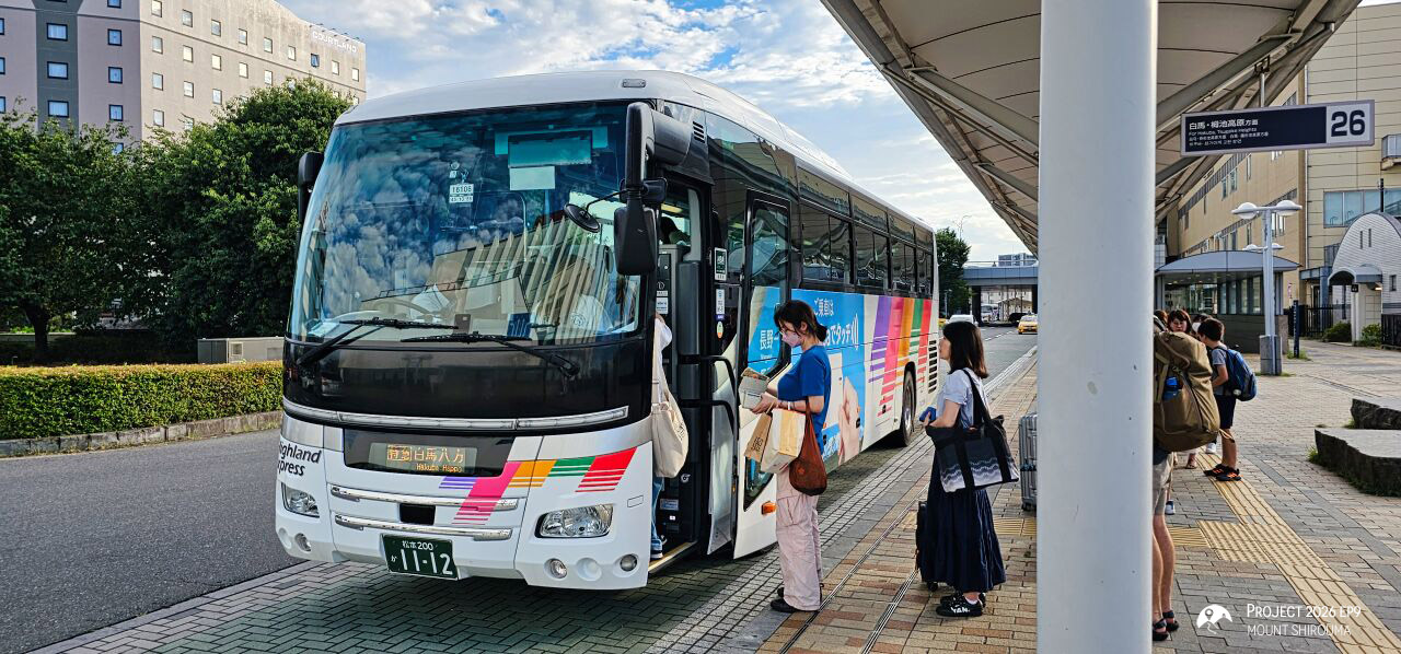 在長野駅南口巴士站乘坐高速巴士前往白馬八方，不需預約。
